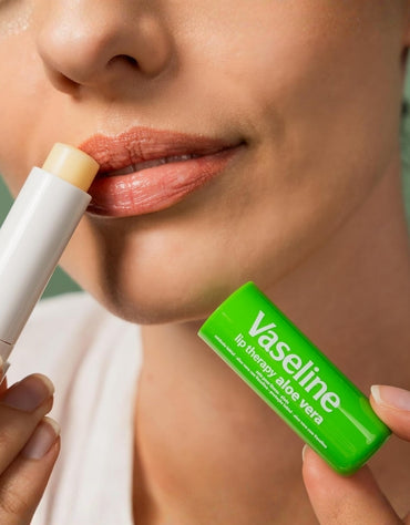 𝗩𝗮𝘀𝗲𝗹𝗶𝗻𝗲 Lip Therapy Aloe Vera Lip Balm 4.8 G
