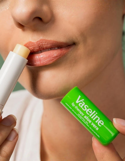 𝗩𝗮𝘀𝗲𝗹𝗶𝗻𝗲 Lip Therapy Aloe Vera Lip Balm 4.8 G