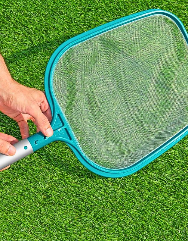 Hands connecting the Bestway pool net to the pole.