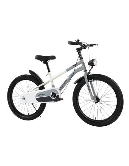 Children's bike with brake caliper disc brake and stabilisers, featuring front light and protective chain cover