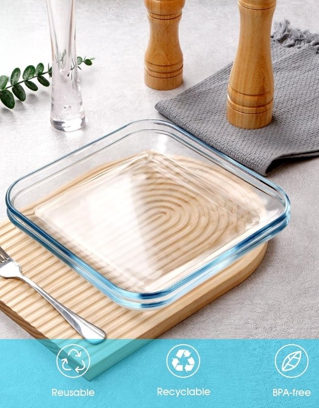 Empty square tempered glass plate on a wooden board with icons showing reusable, recyclable, and BPA-free.