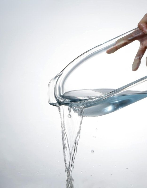 Fenix oval glass baking dish pouring water to show leakproof design