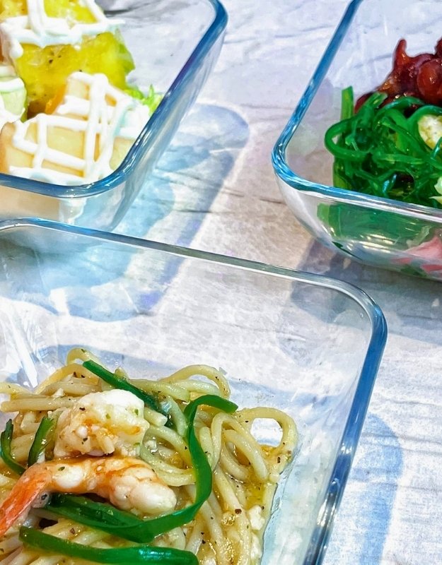 Fenix glass casserole with dustproof lid, used for storing fresh fruit salad with berries