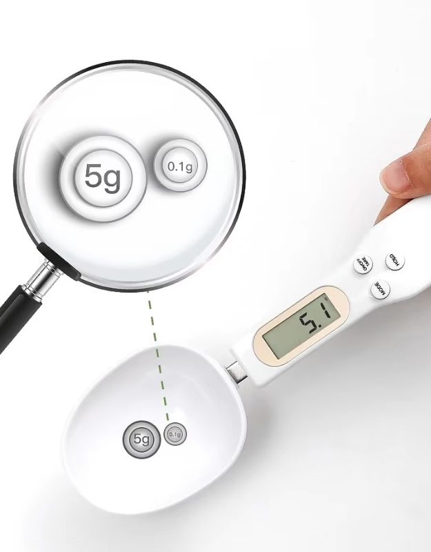 High-precision digital spoon scale measuring 5 grams with LCD display.