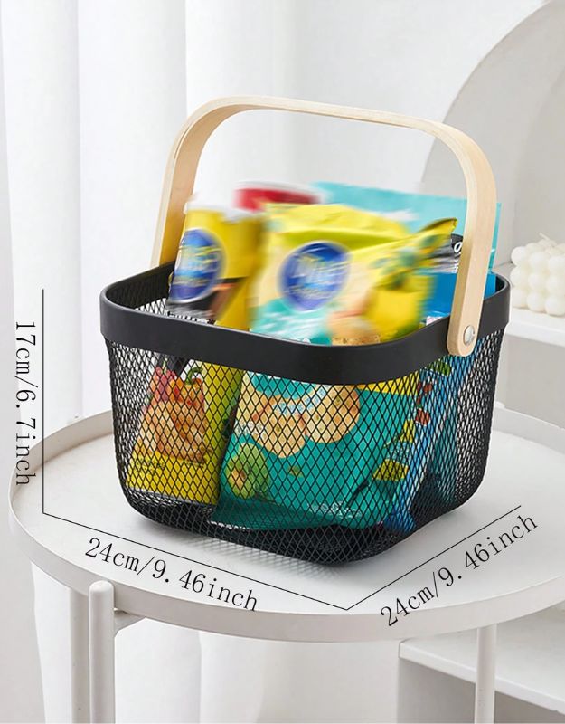 Black mesh storage basket with wooden handle showing product size dimensions 24x24x17 cm.